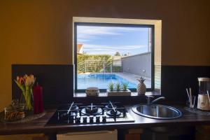 Kuchyň nebo kuchyňský kout v ubytování Villa Enna with heated pool, Zadar