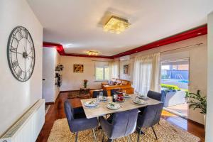 Posezení v ubytování Villa Enna with heated pool, Zadar