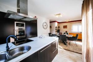 Kuchyň nebo kuchyňský kout v ubytování Villa Enna with heated pool, Zadar