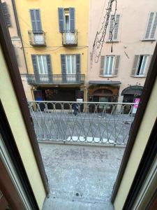 帕維亞的住宿－La stanza del Manzoni 1 piano NO ascensore，从街道的窗户欣赏建筑的景色