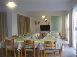 Televízia a/alebo spoločenská miestnosť v ubytovaní Marirena Hotel