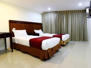 una camera d'albergo con due letti e una finestra di Chinatown Lai Lai Hotel Inc a Manila