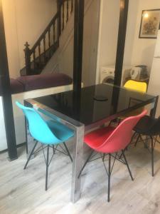 een glazen tafel met drie stoelen eromheen bij VERONIQUE 58 ANNAY in Annay
