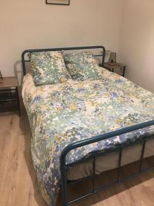 een bed met een dekbed en kussens erop bij VERONIQUE 58 ANNAY in Annay