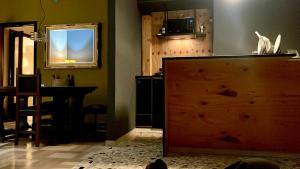 Habitación con una gran puerta de madera y una mesa. en Living in the archeosites - Rental Apartments, en Siracusa