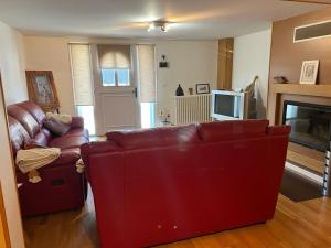 sala de estar con sofá rojo y chimenea en Aulnay cocoon, en Aulnay-sous-Bois