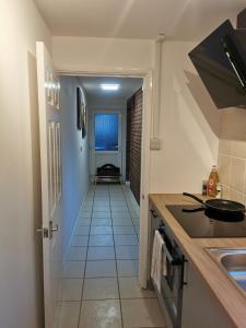 eine Küche mit einer Spüle und einer Arbeitsplatte in der Unterkunft 116 Maison Dieu Road Room A in Dover in Dover