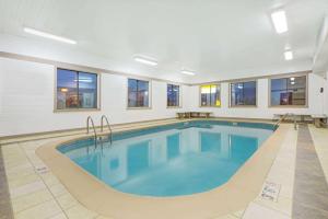 una grande piscina con acqua blu in un edificio di Super 8 by Wyndham Fairfield a Fairfield