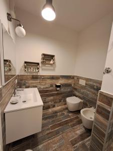 La salle de bains est pourvue d'un lavabo et de toilettes. dans l'établissement Aria di Franciacorta, à Corte Franca