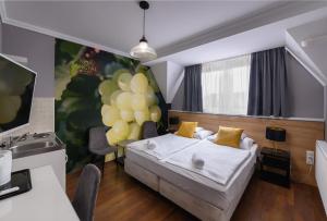 un dormitorio con una cama y un montón de globos en Angyal Panzió, en Hajdúszoboszló