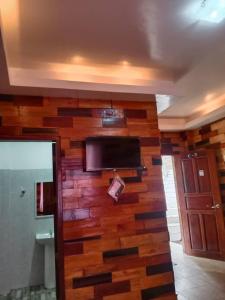 TV a/nebo společenská místnost v ubytování Woodland Inn