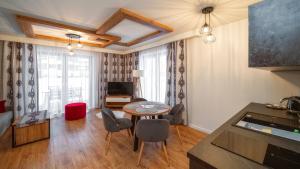 Televízia a/alebo spoločenská miestnosť v ubytovaní Resorts D Białka Tatrzańska z sauną, Sun & Snow