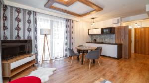 Kuchyňa alebo kuchynka v ubytovaní Resorts D Białka Tatrzańska z sauną, Sun & Snow