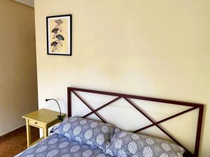 サラゴサにあるAntequera3のベッドルーム1室(ベッド1台付)が備わります。壁に絵が飾られています。