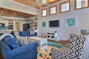 sala de estar con sofás azules y TV en No Shoes - No Shirt - No Problem, en Port Aransas