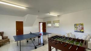 una sala de estar con mesa de ping pong. en Sol by Check-in Portugal, en Vilamoura
