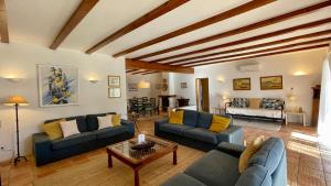 una sala de estar con 2 sofás azules y una mesa. en Sol by Check-in Portugal, en Vilamoura