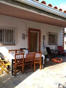 een patio met een tafel en stoelen op een huis bij Villa Maria Mercedes in Olesa de Bonesvalls