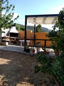 een patio met een grill, een tafel en een bank bij Villa Maria Mercedes in Olesa de Bonesvalls