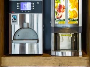 una cafetera sentada junto a una caja de comida en Ibis Budget Orléans Nord Saran, en Saran