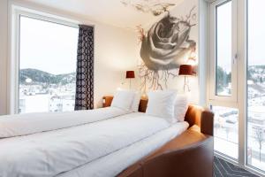 - 2 lits dans une chambre avec une grande fenêtre dans l'établissement Scandic Rock City, à Namsos