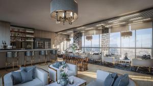 un hall d'hôtel avec un bar, des tables et des chaises dans l'établissement Sky River, Luxury Infinity, Center Chiang Mai, à Chiang Mai