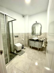 y baño con lavabo, aseo y espejo. en Casa Mimi By Solymar Holiday, en Vélez-Málaga