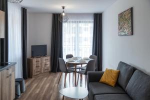 Televízia a/alebo spoločenská miestnosť v ubytovaní Resorts D Białka Tatrzańska z sauną, Sun & Snow