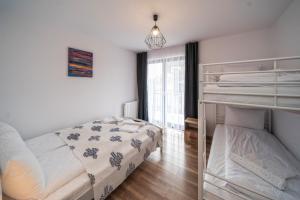 Posteľ alebo postele v izbe v ubytovaní Resorts D Białka Tatrzańska z sauną, Sun & Snow