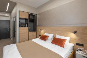 - une chambre avec un grand lit blanc et 2 oreillers dans l'établissement Jam Apartments Lviv, à Lviv