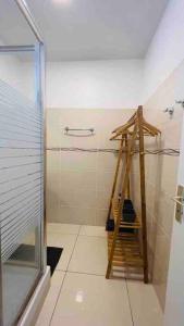 ein Bad mit einer Dusche und einer Holzleiter in der Unterkunft VILLA FRUIT A PAIN T3 in Cayenne