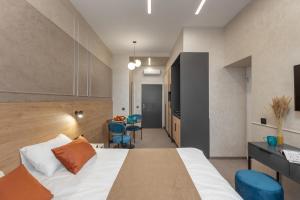 um quarto com uma cama grande e cadeiras azuis em Jam Apartments Lviv em Lviv