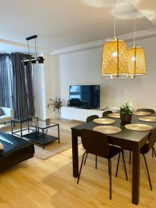 un soggiorno con tavolo e sedie neri di Home Las Burgas D&C a Ourense