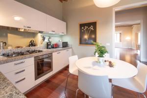 Kuchyňa alebo kuchynka v ubytovaní Casa della Luce Luxury