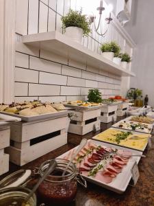 een buffet met veel verschillende soorten eten bij Grand Royal Hotel in Poznań