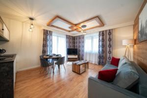 Televízia a/alebo spoločenská miestnosť v ubytovaní Resorts D Białka Tatrzańska z sauną, Sun & Snow