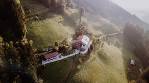 una vista aérea de una casa en una montaña en Mittersteinerhof, en Villabassa