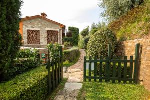 A garden outside Casetta di Butia, Ginestra apartment with swimming pool