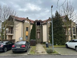 une maison avec deux voitures garées devant elle dans l'établissement Bernadett Villa Apartman 3, à Bük