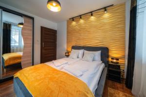 Posteľ alebo postele v izbe v ubytovaní Resorts D Białka Tatrzańska z sauną, Sun & Snow