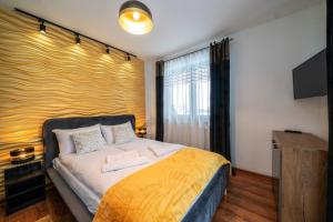 Posteľ alebo postele v izbe v ubytovaní Resorts D Białka Tatrzańska z sauną, Sun & Snow
