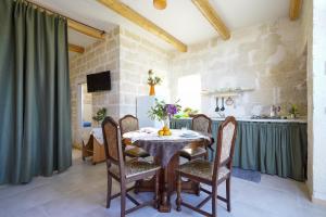 - une salle à manger avec une table et des chaises dans l'établissement La Casa di Marta, à Faccia di Trippa