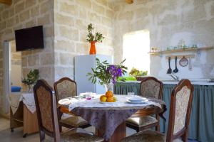 una cocina con una mesa con fruta. en La Casa di Marta, en Faccia di Trippa