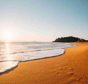 - une plage avec l'océan et les gens qui s'y promenent dans l'établissement VILLA FRUIT A PAIN T2, à Cayenne