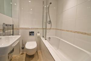 ein Badezimmer mit Toilette, Badewanne und Waschbecken in der Unterkunft CLOSE TO BEACH, dogs welcome, private garden in Saint Merryn