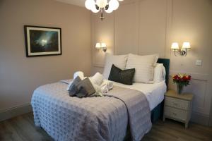 ein Hotelzimmer mit einem Bett und Blumen darauf in der Unterkunft No 9 The Folly in Southport