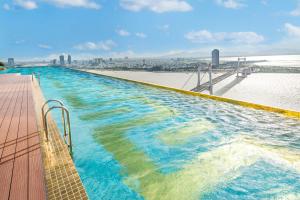 Bazén v ubytování Wyndham Danang Golden Bay nebo v jeho okolí