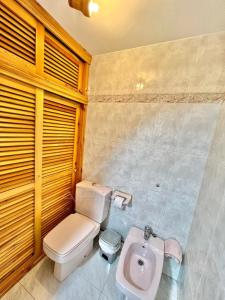 łazienka z toaletą i umywalką w obiekcie Precioso apartamento con vistas en la Herradura w mieście La Herradura +10 zdjęć