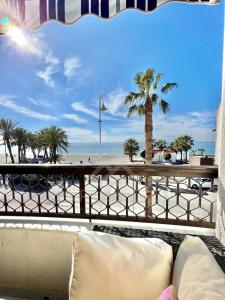 balkon z kanapą i widokiem na plażę w obiekcie Precioso apartamento con vistas en la Herradura w mieście La Herradura