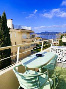 a table and two chairs sitting on a balcony at Un nid à Saint Tropez in Saint-Tropez